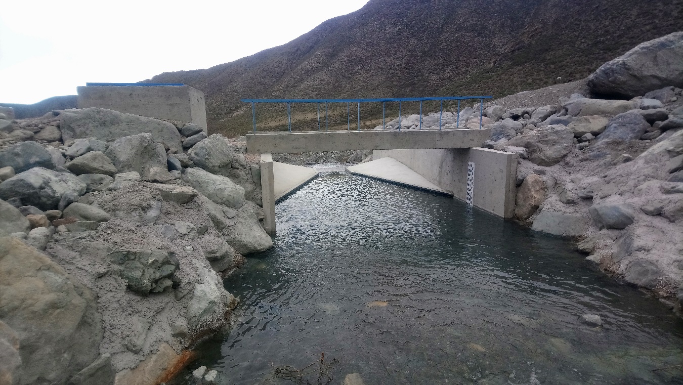 Aforador de hormigón con cauce de agua en Río Blanco